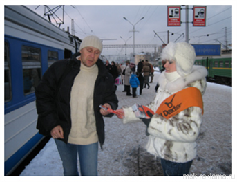 Картинка. Раздача листовок на вокзале г. Липецка. Услуги BTL.